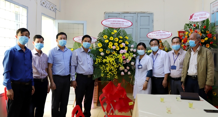 Lãnh đạo TP Bảo Lộc thăm và tặng hoa chúc mừng cán bộ, y, bác sĩ Trung tâm Y tế TP Bảo Lộc