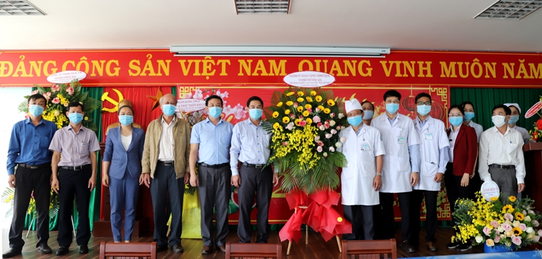  Lãnh đạo TP Bảo Lộc thăm, tặng hóa chúc mừng cán bộ, y, bác sĩ Bệnh viện II Lâm Đồng nhân ngày Thầy thuốc Việt Nam