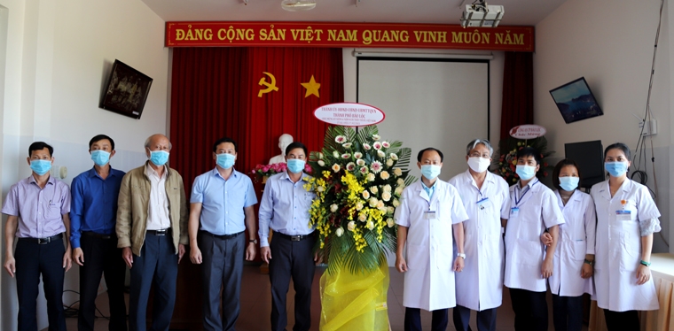 Lãnh đạo TP Bảo Lộc tặng hoa chúc mừng Bệnh viện Y học Cổ truyền Bảo Lộc