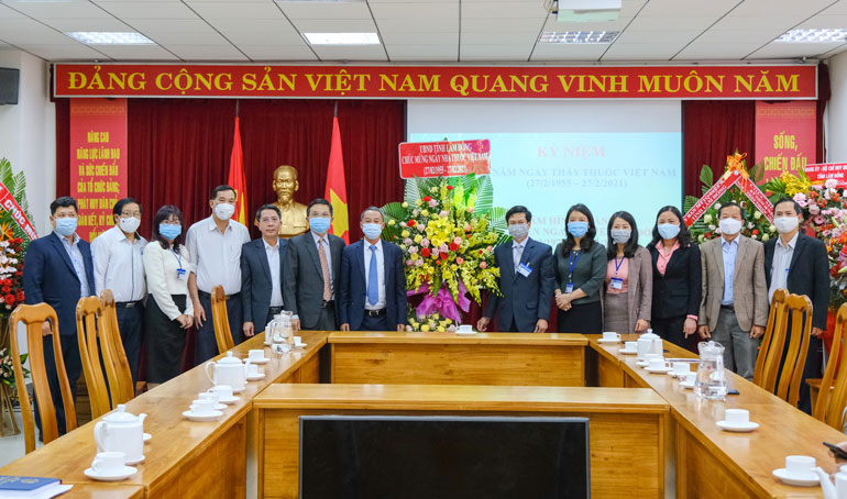 Đồng chí Trần Văn Hiệp - Chủ tịch UBND tỉnh Lâm Đồng đến thăm và chúc mừng đội ngũ lãnh đạo, cán bộ, nhân viên  Sở Y tế Lâm Đồng