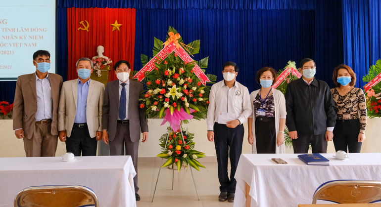 Đồng chí Võ Ngọc Hiệp - Chủ tịch Ủy Ban MTTQ Việt Nam tỉnh thăm đội ngũ cán bộ, công nhân viên Trung tâm Kiểm soát Bệnh tật Lâm Đồng