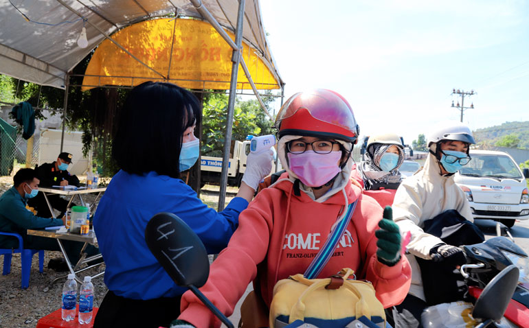 Thanh niên huyện Đạ Huoai tham gia hỗ trợ đo thân nhiệt phòng chống dịch Covid-19 tại chốt kiểm soát dịch bệnh số 1 trên Quốc lộ 20 (thị trấm Mađaguôi)