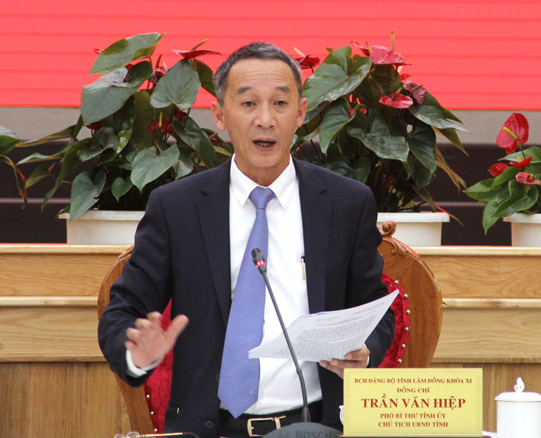 Đồng chí Trần Văn Hiệp - Phó Bí thư Tỉnh ủy, Chủ tịch UBND tỉnh phát biểu tại hội nghị