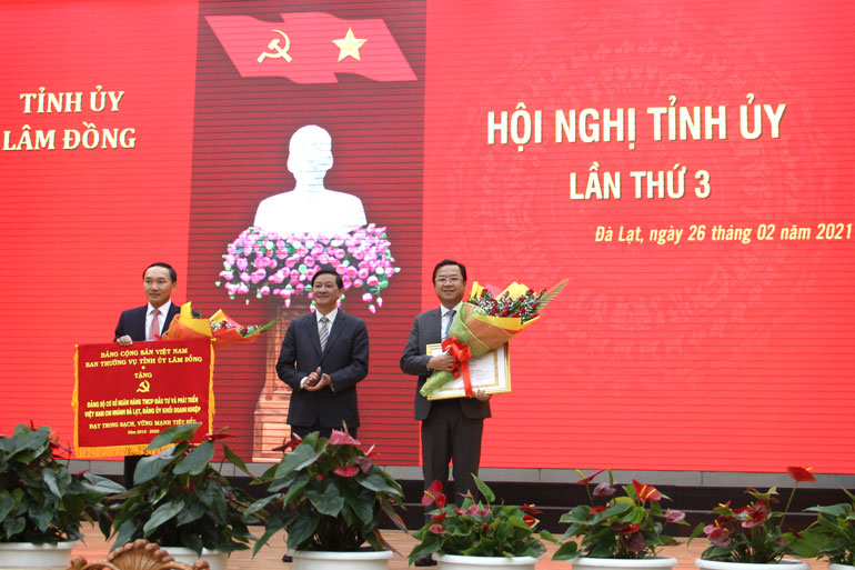 Tặng cờ cho Đảng bộ cơ sở Ngân hàng Thương mại cổ phần đầu tư và phát triển Việt Nam chi nhánh Đà Lạt và tặng bằng khen cho Đảng bộ huyện Đạ Tẻh