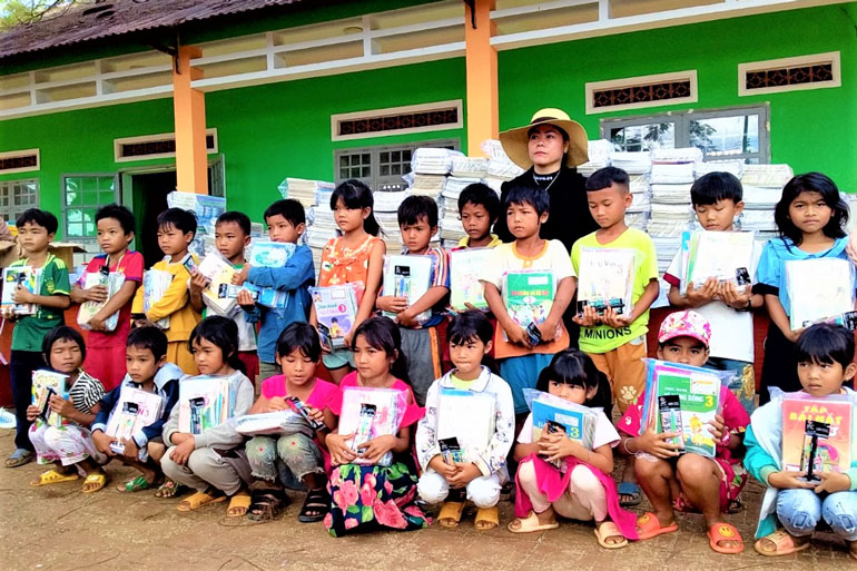 Bà Trần Thị Huyền trao tặng quà cho học sinh nghèo đồng bào DTTS huyện Bảo Lâm
