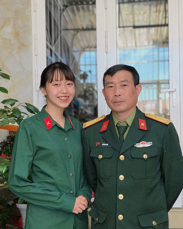 Đỗ Nguyễn Ngọc Quyên và ba của mình (Thiếu tá Đỗ Đức Quyền - Ban Chính sách, Bộ CHQS tỉnh Lâm Đồng) trước giờ chuẩn bị lên đường nhập ngũ
