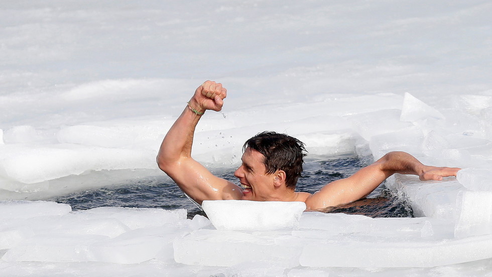 David Vancl khi hoàn thành chặng bơi dài 81 mét dưới lớp băng dày 0,3 mét