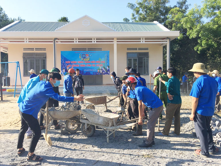 Đoàn viên, thanh niên huyện Đạ Tẻh làm sân bê tông tại hội trường Thôn 4 (xã Triệu Hải)