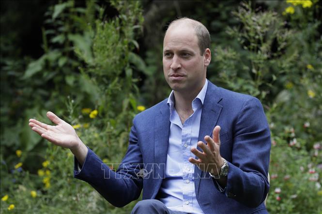 Hoàng tử Anh cảnh báo thận trọng với thông tin sai về vaccine trên mạng xã hội