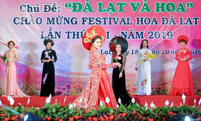 Phụ nữ Đà Lạt thi trình diễn Áo dài theo chủ đề Đà Lạt và Hoa dịp Festival Hoa Đà Lạt