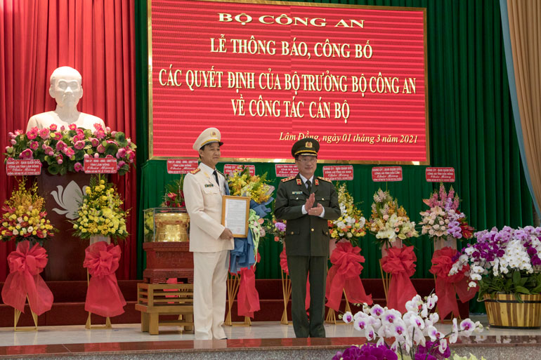 Thượng tướng Nguyễn Xuân Thành – Thứ trưởng Bộ Công an trao quyết định bổ nhiệm cho Đại tá Trần Minh Tiến.