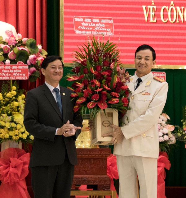 Bí thư Tỉnh uỷ Lâm Đồng Trần Đức Quận tặng hoa chúc mừng Đại tá Trần Minh Tiến