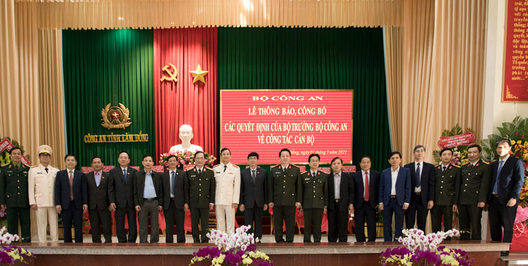 Lãnh đạo tỉnh và Bộ Công an chụp hình lưu niệm với Đại tá Trần Minh Tiến và Đại tá Lê Vinh Quy
