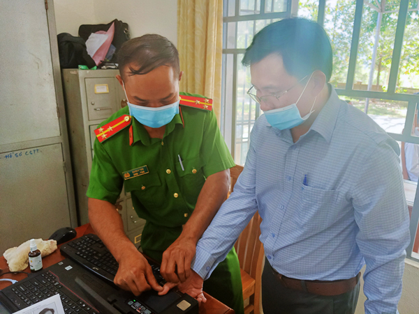 Công an huyện Đam Rông tiến hành làm thủ tục cấp thẻ CCCD cho cán bộ, công chức, người lao động trên địa bàn huyện