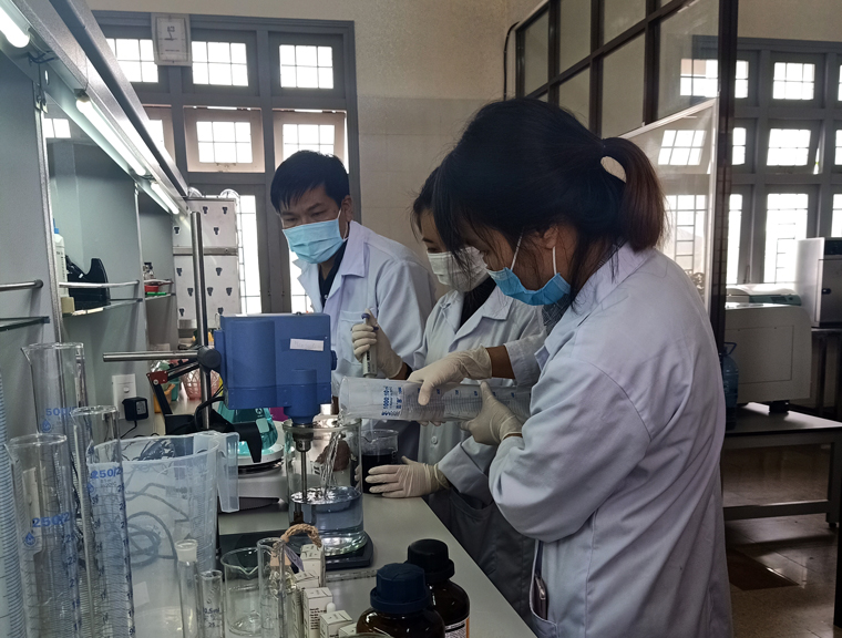 Trường Đại học Đà Lạt điều chế dung dịch nước rửa tay sát khuẩn phục vụ công tác phòng, chống dịch Covid-19
