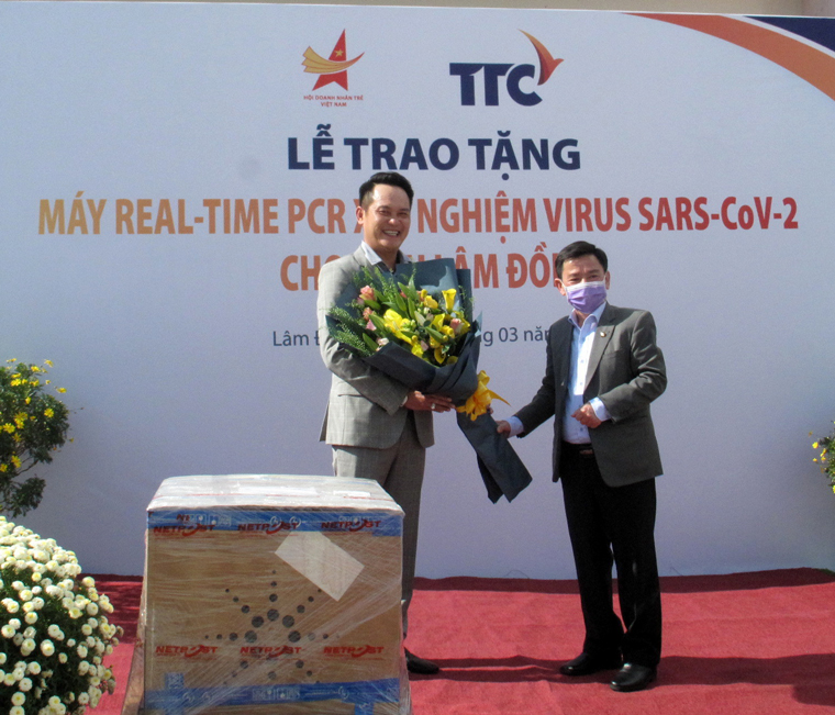 Ông Phan Văn Đa -Phó Chủ tịch UBND tỉnh tặng hoa cảm ơn nhà tài trợ