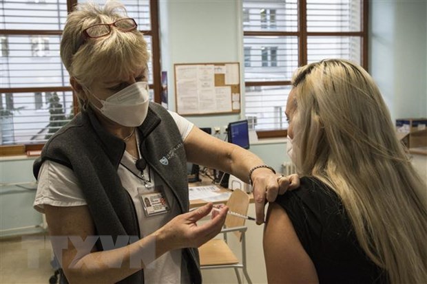 Nhân viên y tế tiêm vắcxin ngừa COVID-19 Pfizer-BioNTech tại Prague, CH Séc