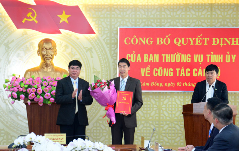 Trao quyết định bổ nhiệm Phó Chánh Văn phòng Tỉnh ủy Lâm Đồng