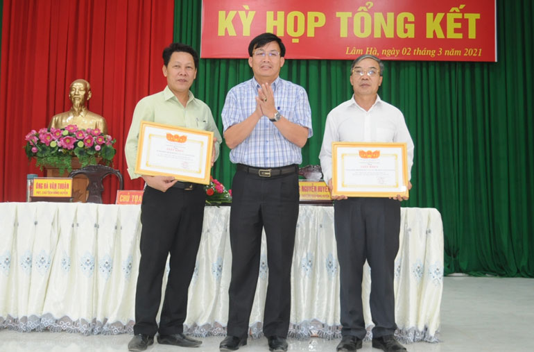 Trao giấy khen cho các tập thể đạt thành tích xuất sắc trong hoạt động của HĐND huyện Lâm Hà nhiệm kỳ 2016 - 2021