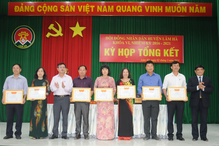 Trao giấy khen cho các cá nhân có thành tích xuất sắc trong hoạt động của HĐND huyện Lâm Hà nhiệm kỳ 2016 - 2021