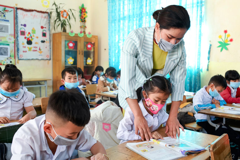 Học sinh lớp 1, Trường Tiểu học Đạ K’Nàng đọc trơn tru tiếng Việt sau một học kỳ thực hiện dạy và học theo chương trình mới