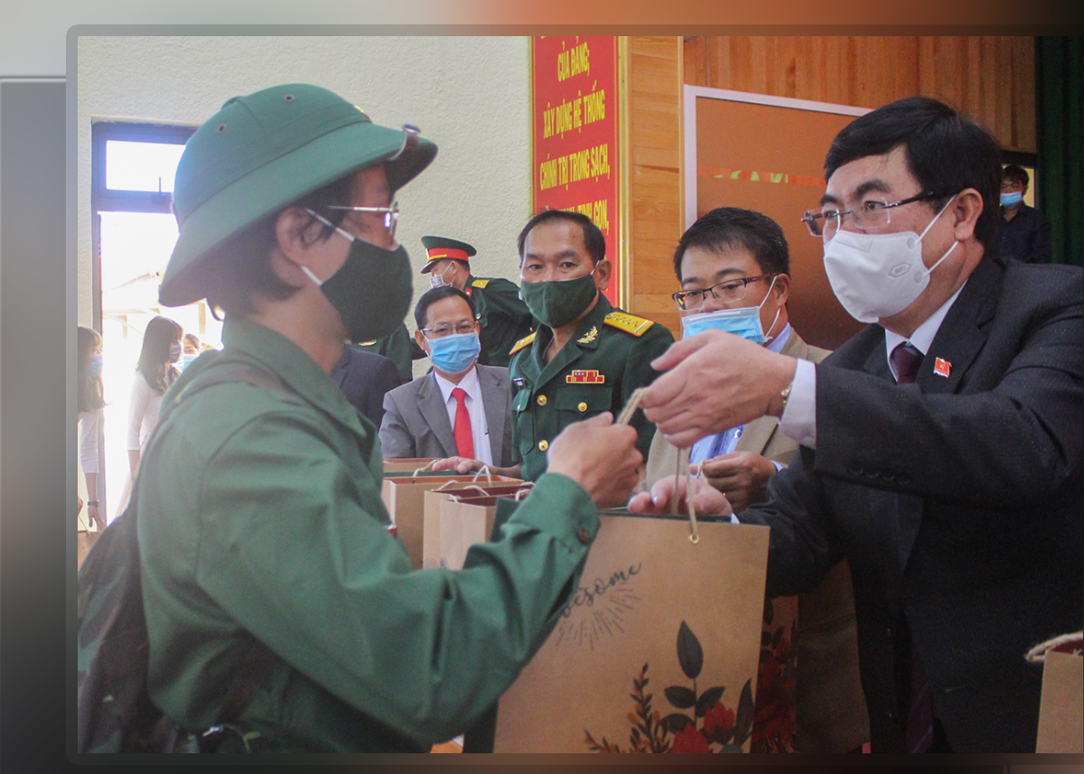 Đồng chí Trần Đình Văn – Phó Bí thư Thường trực Tỉnh ủy, trao quà động viên các tân binh