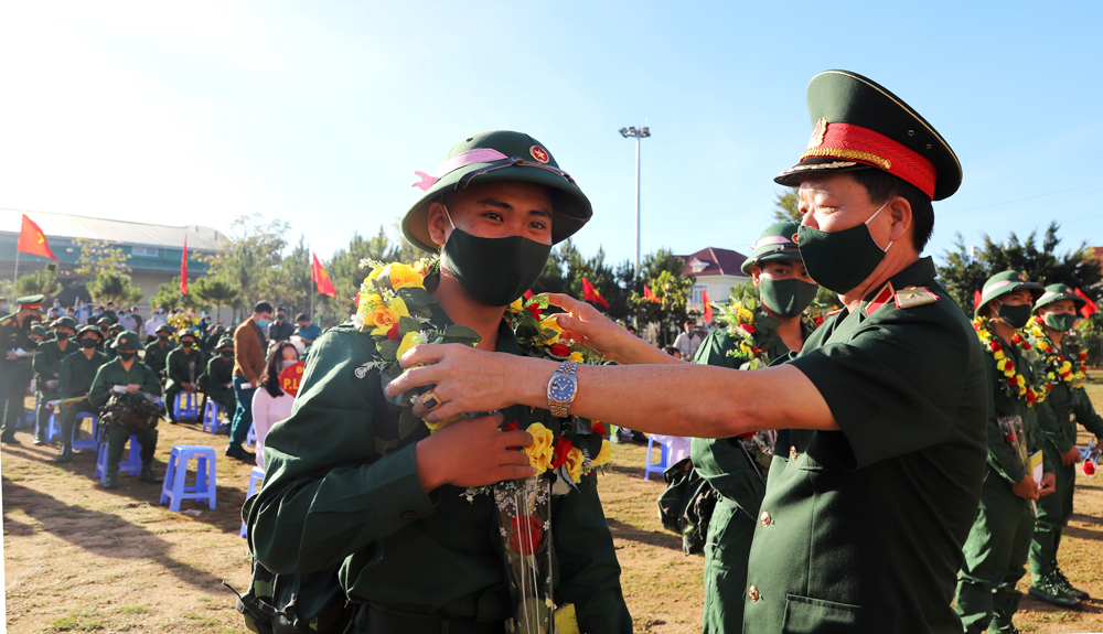 Thiếu tướng Trần Quang Thái - Phó Giám đốc Học viện Lục quân Đà Lạt tặng hoa động viên, chúc mừng tân binh