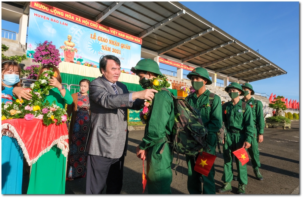 Phó Chủ tịch UBND tỉnh Lâm Đồng Phạm S trao vòng hoa nguyệt quế cho các tân binh lên đường nhập ngũ sáng nay tại huyện Bảo Lâm