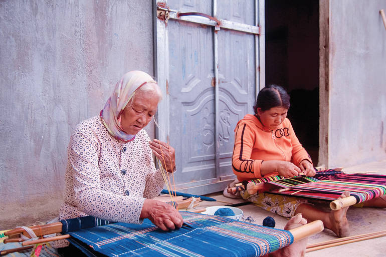Nghề dệt thổ cẩm truyền thống được người dân thôn Đam Pao gìn giữ