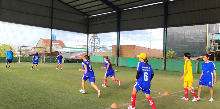 Các vận động viên CLB Bóng đá nữ thôn Đạ Nghịch bắt đầu vào tập luyện