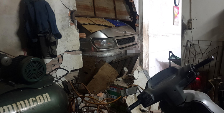 Hiện trường vụ tai nạn xe khách trôi tự do tông sập nhà dân trên đường Hà Giang (TP Bảo Lộc)