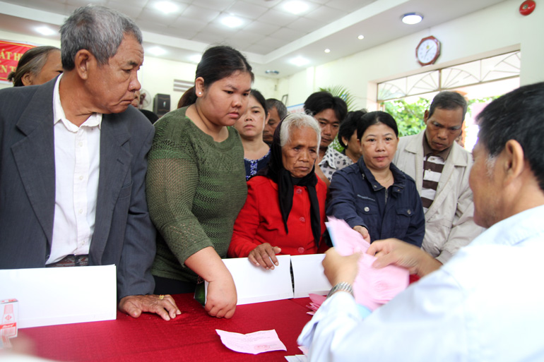 Cử tri phường Lộc Sơn (TP Bảo Lộc) nhận phiếu bầu đại biểu HĐND nhiệm kỳ 2016 – 2021. Ảnh tư liệu