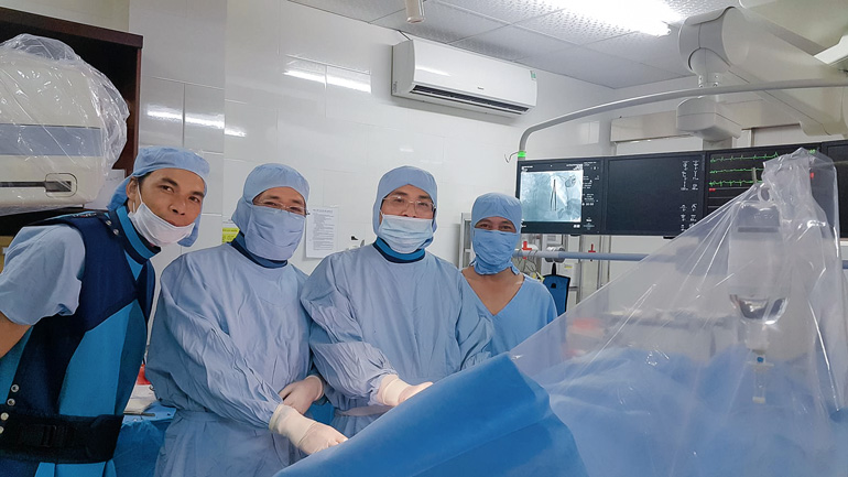 Các bác sĩ BVĐK Lâm Đồng được huấn luyện triển khai kỹ thuật Cấy máy tạo nhịp vĩnh viễn trong buồng tim từ năm 2017