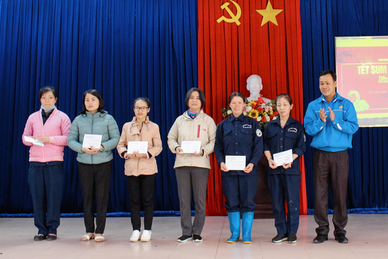 Ông Nguyễn Thanh Tuấn - Chủ tịch LĐLĐ thành phố Đà Lạt, tặng quà cho CNVCLĐ tại hoạt động “Tết sum vầy” 2021