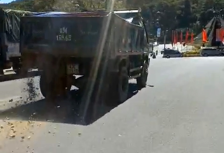 Phạt nóng tài xế rơi vãi đất đá ngay khu vực trung tâm TP Đà Lạt