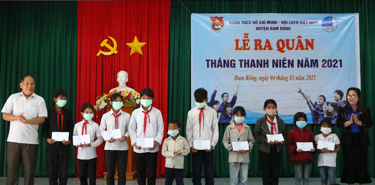 Đại diện Quỹ bảo trợ trẻ em huyện Đam Rông trao học bổng cho các em học sinh