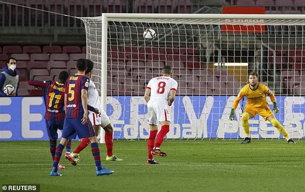 Dembele ghi bàn mở tỷ số cho Barcelona.