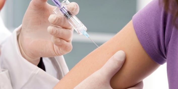 Cần đảm bảo an toàn khi tiêm phòng vắc-xin ngừa COVID-19.