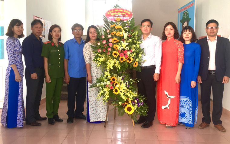 Ban Thường vụ Huyện ủy Đam Rông tặng hoa chúc mừng Hội LHPN nữ huyện