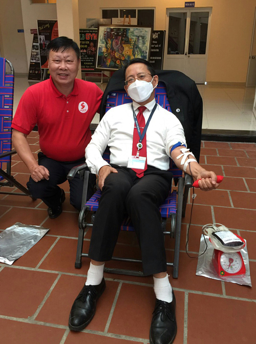 Ông Đỗ Hoàng Tuấn – Chủ tịch Hội Chữ thập đỏ Lâm Đồng cùng người hiến máu tình nguyện
