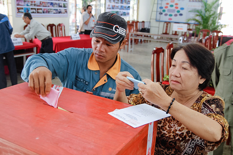 Cử tri phường Lộc Sơn (TP Bảo Lộc) bỏ phiếu bầu ĐBQH khóa XIV và đại biểu HĐND các cấp nhiệm kỳ 2016-2021. Ảnh: Tư liệu