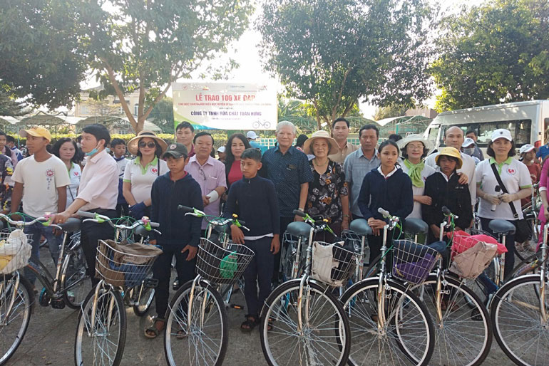 Trao xe đạp cho các em học sinh nghèo hiếu học của huyện Đức Trọng