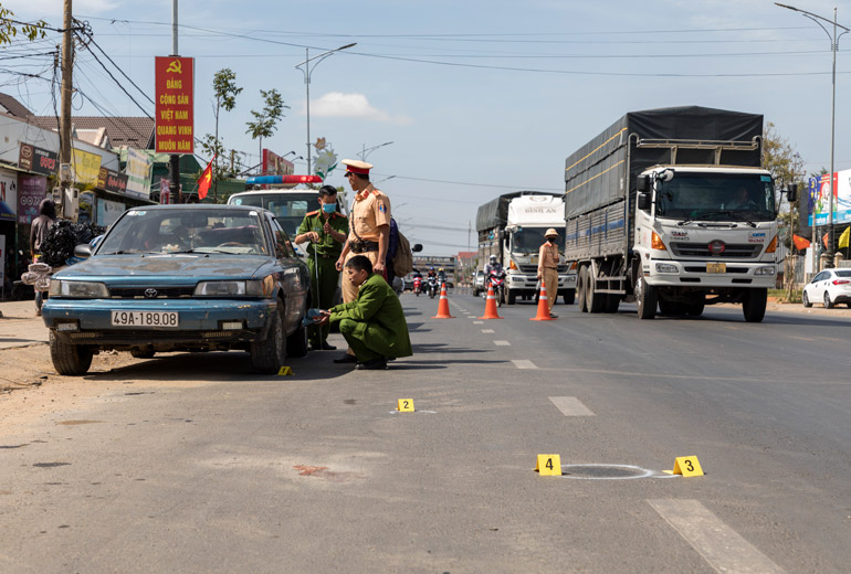 Lực lượng cảnh sát giao thông điều tra xử lý một vụ tai nạn xảy ra trên địa bàn huyện Đức Trọng