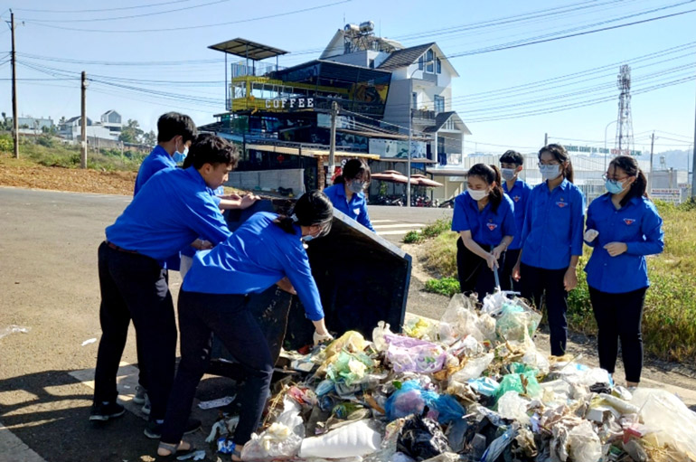 Đoàn viên, thanh niên phường B’Lao thu gom rác bảo vệ môi trường tại khu vực Bệnh viện II Lâm Đồng