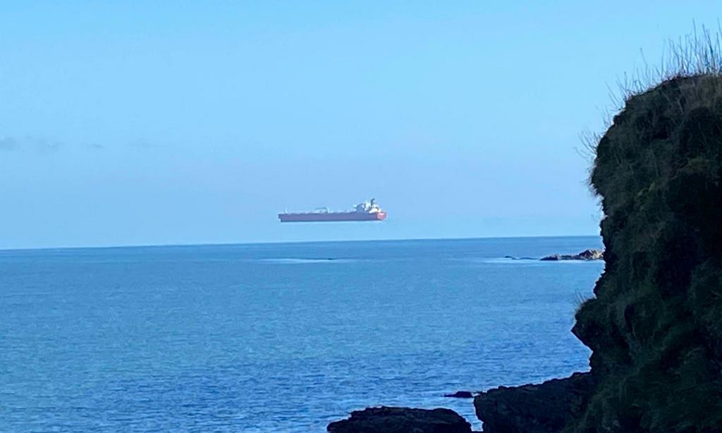 Một tàu chở dầu dường như lơ lửng trên mặt biển ngoài khơi bờ biển Cornwall.