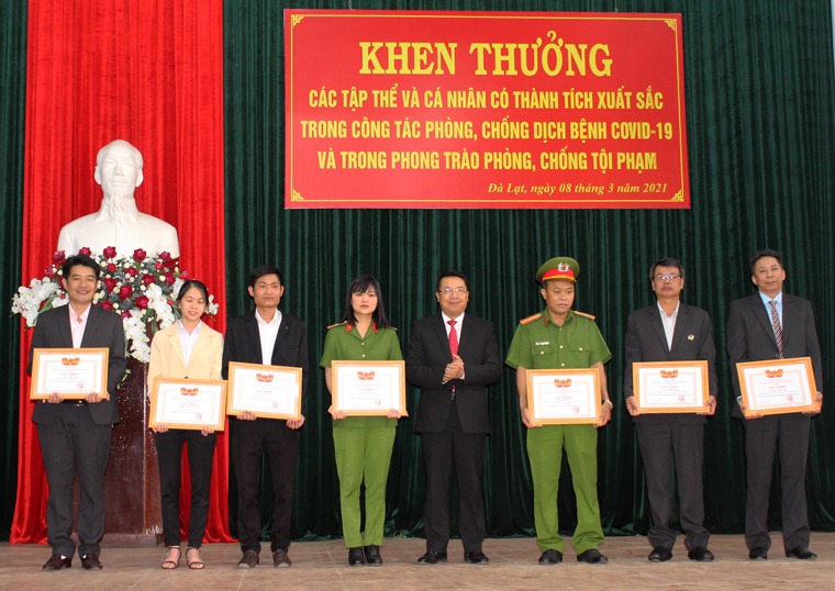 Ông Tôn Thiện San - Phó Bí thư Thành ủy, Chủ tịch UBND thành phố Đà Lạt tặng giấy khen cho các tập thể, cá nhân có thành tích trong phòng chống dịch Covid – 19
