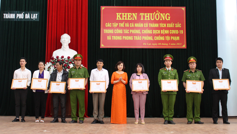Bà Huỳnh Thị Thanh Xuân - Chủ tịch HĐND thành phố tặng giấy khen cho các tập thể, cá nhân
