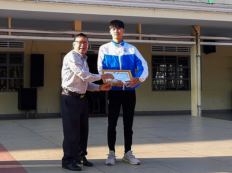 Ban Giám hiệu Trường THPT Bảo Lâm tuyên dương, khen thưởng em Nguyễn Viết Thuận