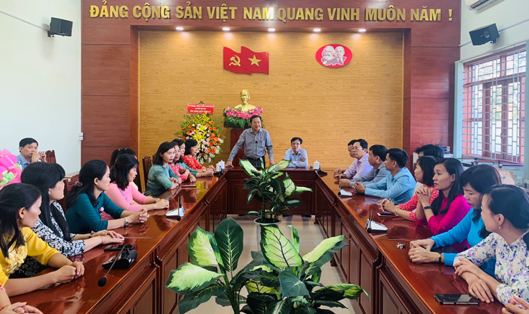 Thường trực Huyện ủy Đạ Tẻh gặp mặt cán bộ, công chức, viên chức và người lao động nữ thuộc Cơ quan Huyện ủy, MTTQ và các đoàn thể