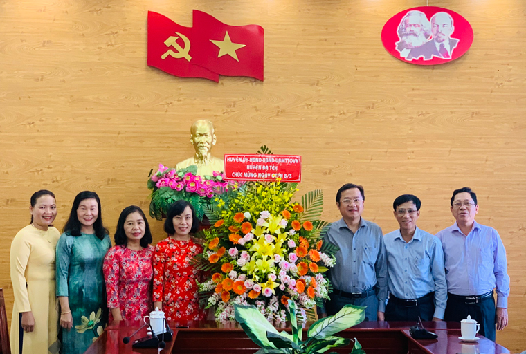 Thường trực Huyện ủy Đạ Tẻh tặng hoa chúc mừng ngày Quốc tế Phụ nữ
